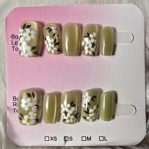 Handmade Floral Gold Press-On Nails